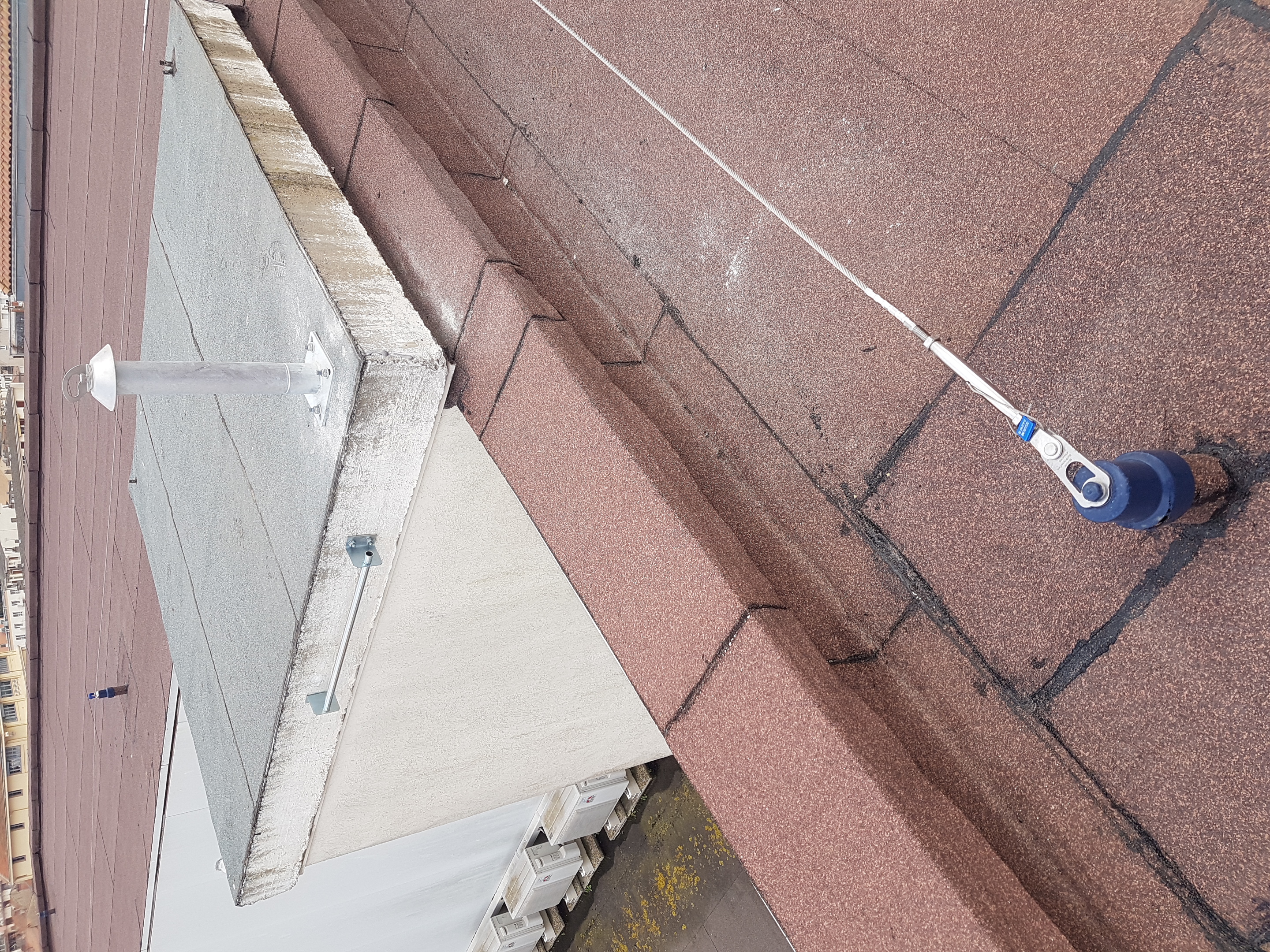 Installation d'une ligne de vie pour sécuriser les interventions sur le toit de la CAF de Béziers